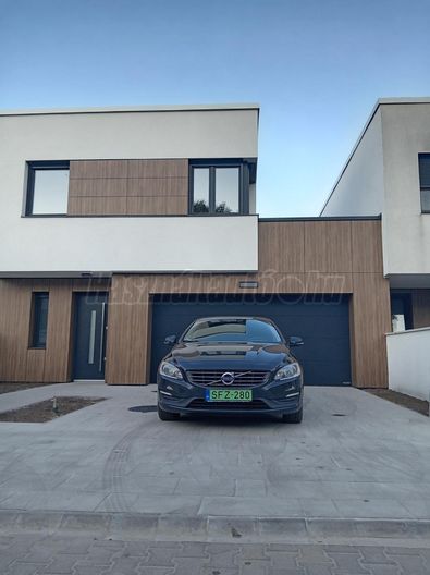 VOLVO V60 2.4 D [D6] PHEV AWD Momentum Geartronic