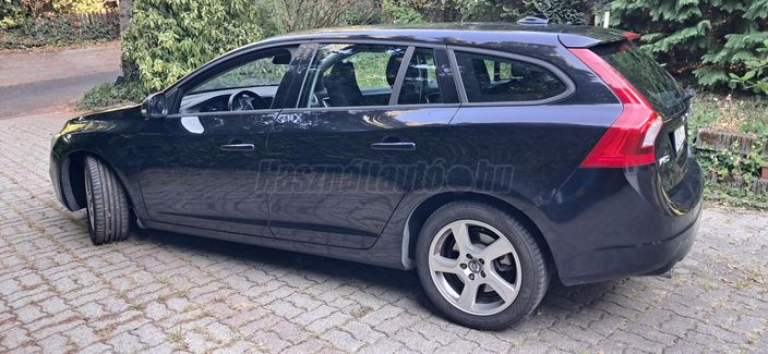 VOLVO V60 2.0 D [D3] Kinetic Geartronic