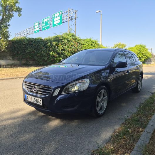VOLVO V60 2.0 D [D4] Momentum Geartronic
