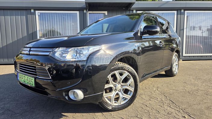 MITSUBISHI OUTLANDER 2.0 PHEV Instyle Navi 4WD CVT