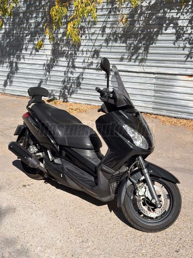 YAMAHA X-MAX 250
