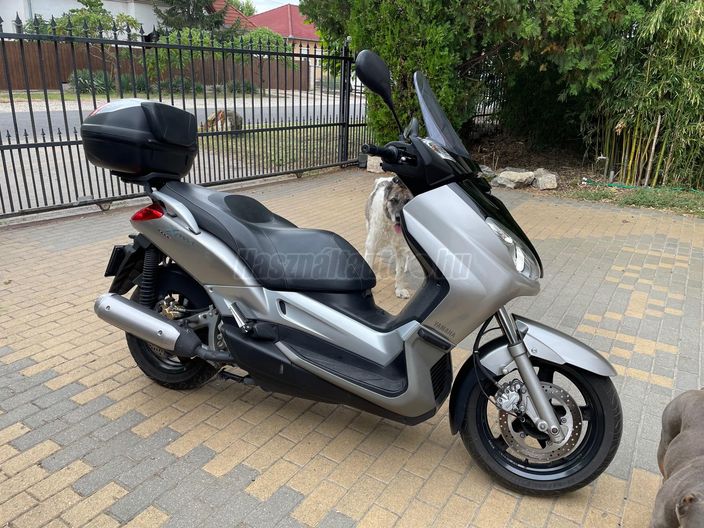 YAMAHA X-MAX 250