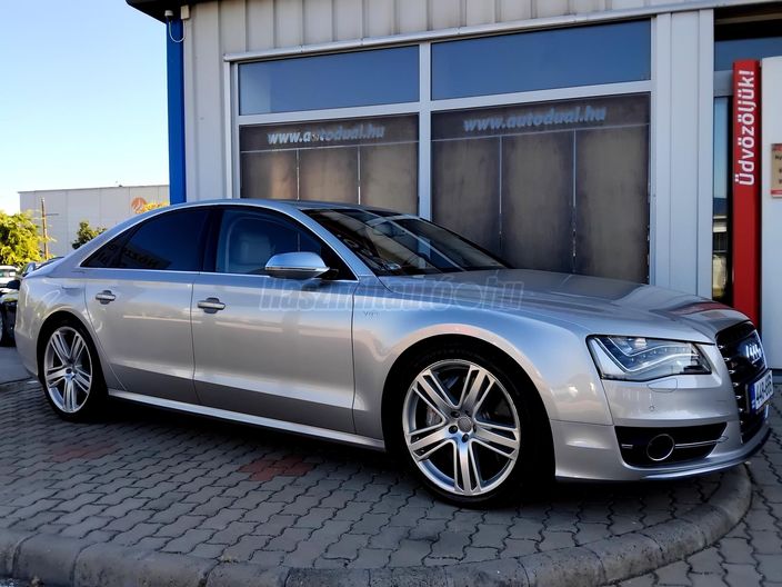 AUDI S8 4.0 TFSI SZERVIZKÖNYV!