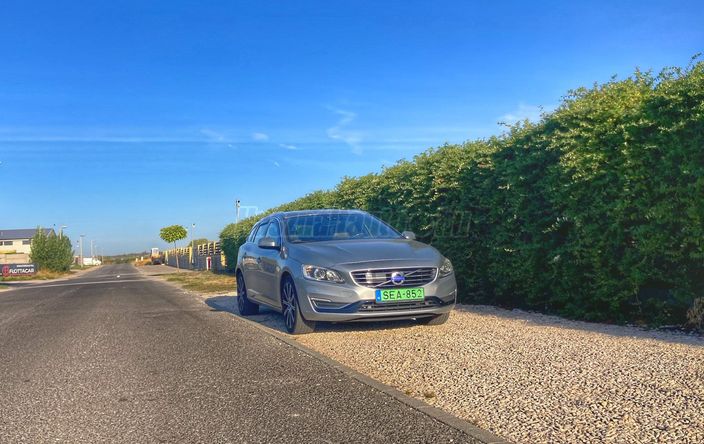 VOLVO V60 2.4 D [D6] PHEV AWD Momentum Geartronic