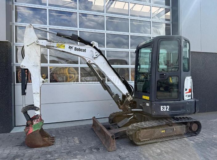 BOBCAT E32 kotrógép 3/60