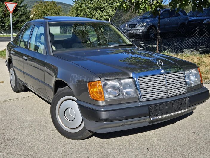 MERCEDES-BENZ 300 E