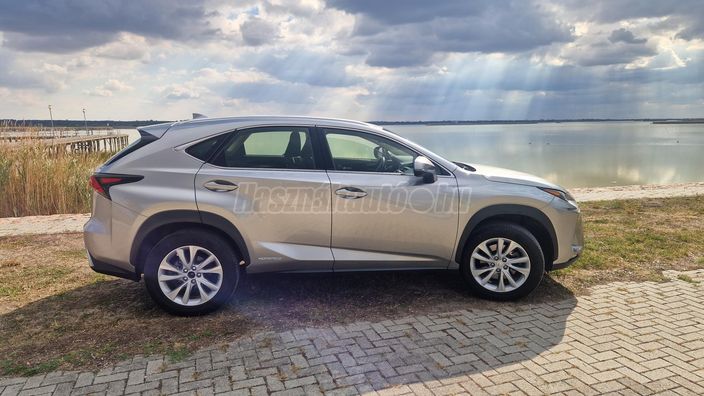 LEXUS NX 300h Elegance Safety CVT