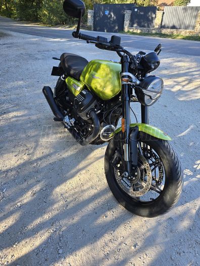 MOTO GUZZI V7