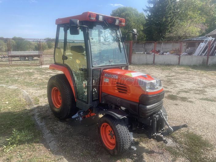KUBOTA StW40 KOMMUNÁLIS FŰNYÍRÓTRAKTOR
