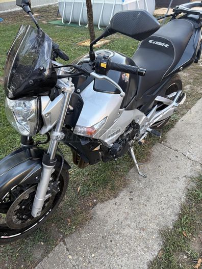 SUZUKI GSR 600