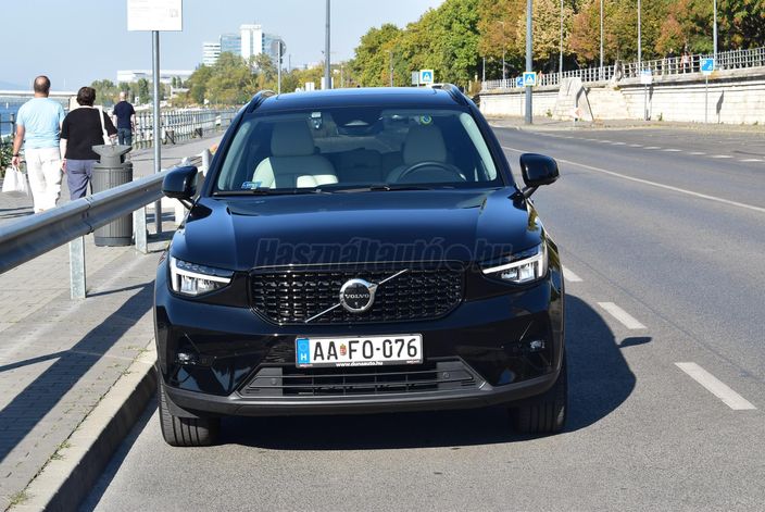 VOLVO XC40 2.0 [B4] MHEV Ultimate Dark AWD DCT