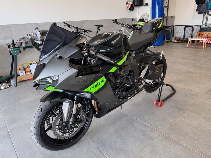 KAWASAKI ZX-6R (NINJA)