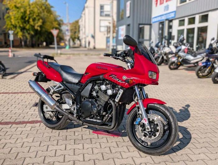 YAMAHA FZS 600 (FAZER)