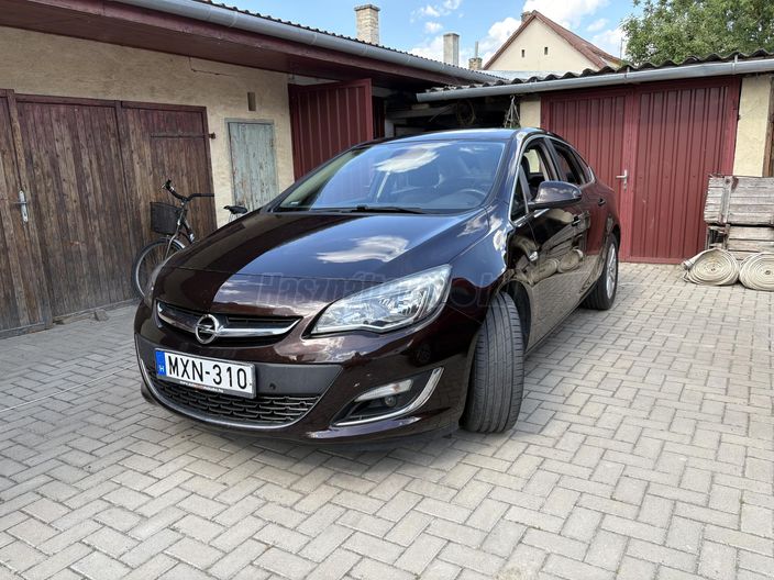 OPEL ASTRA J Sedan 1.6 Cosmo