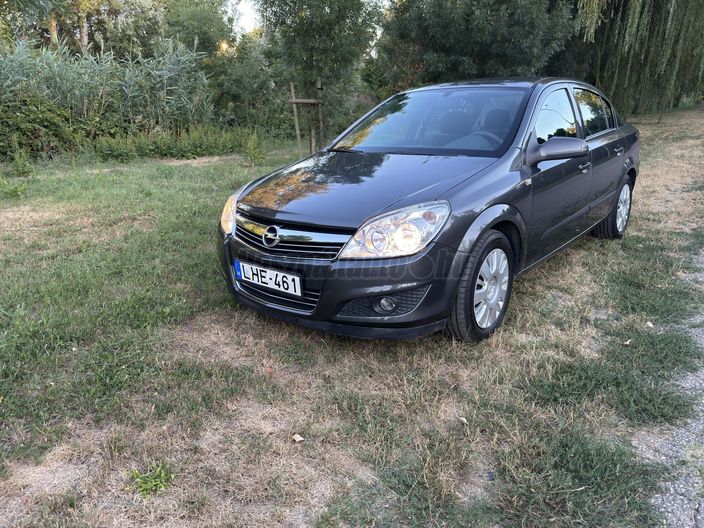 OPEL ASTRA H Sedan 1.6 Cosmo