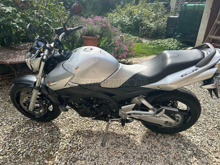 SUZUKI GSR 600