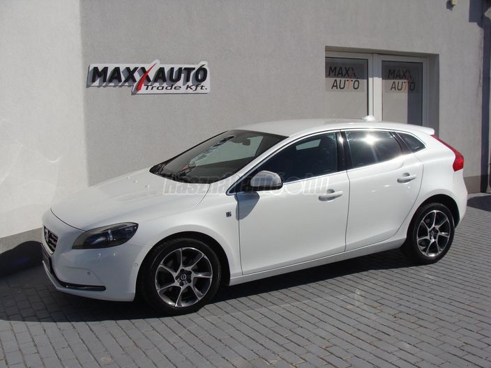 VOLVO V40 2.0 D [D2] Momentum