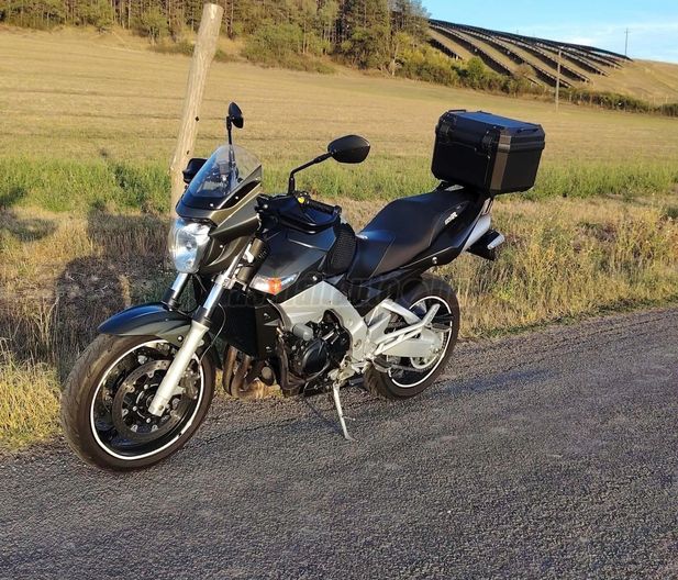 SUZUKI GSR 600