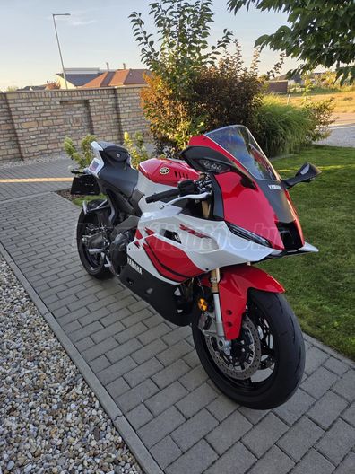 YAMAHA R9