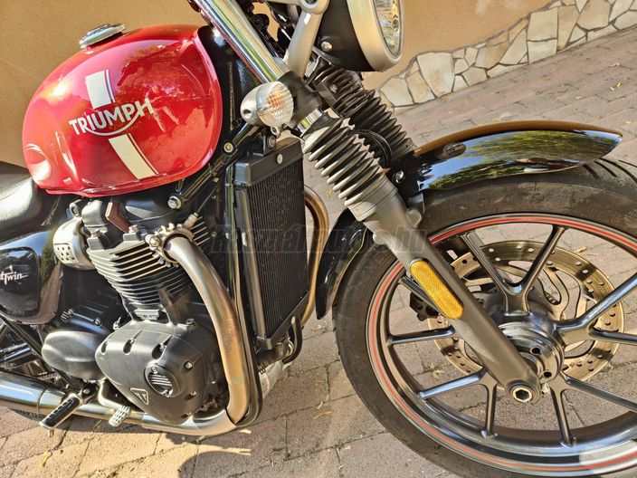 TRIUMPH STREET TWIN