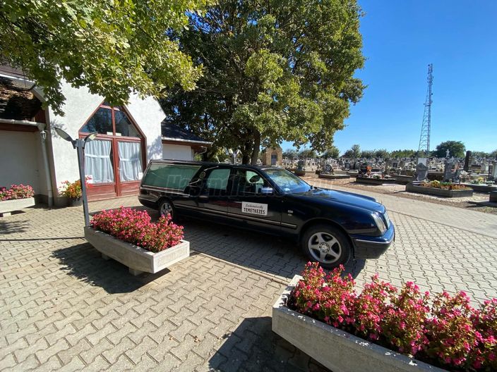 MERCEDES-BENZ E 250