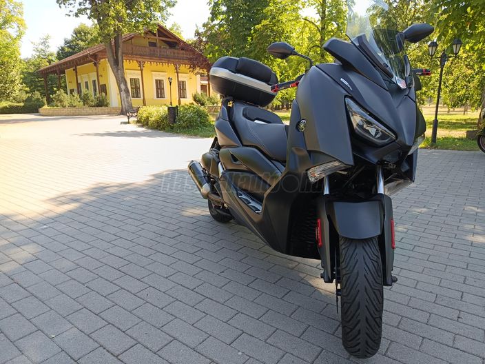 YAMAHA X-MAX 400