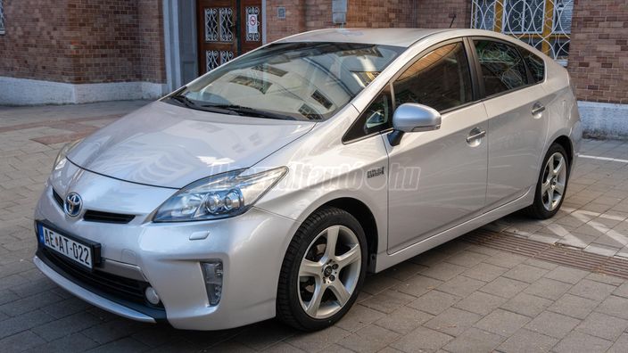TOYOTA PRIUS PLUG-IN