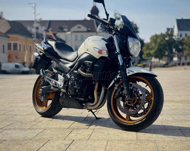 SUZUKI GSR 600