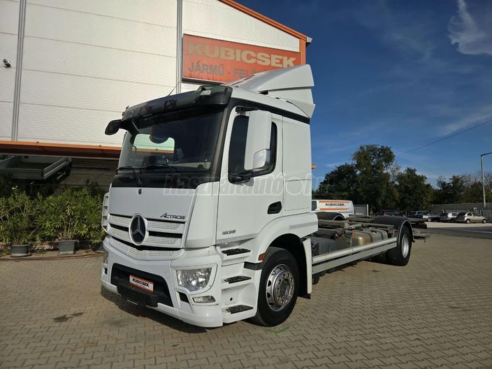 MERCEDES-BENZ ACTROS 1835 ALVÁZ EMELŐHÁTFALLAL
