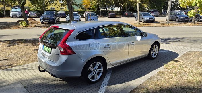 VOLVO V60 2.4 D [D6] PHEV AWD Momentum Geartronic
