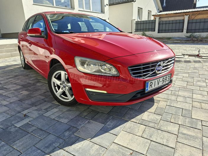 VOLVO V60 2.0 D [D4] R-Design Momentum