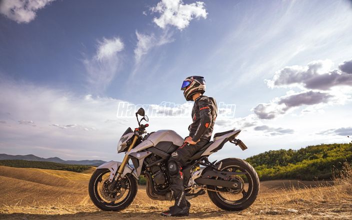 SUZUKI GSR 750