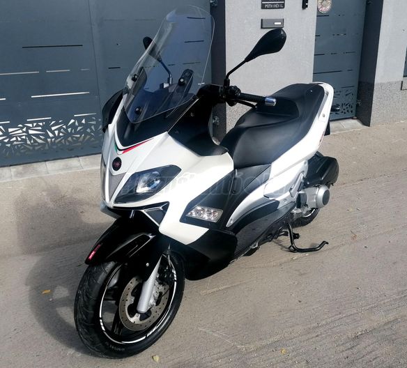 APRILIA SR MAX 300