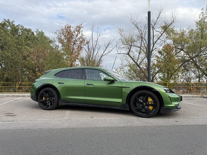 PORSCHE TAYCAN Turbo S Cross Turismo