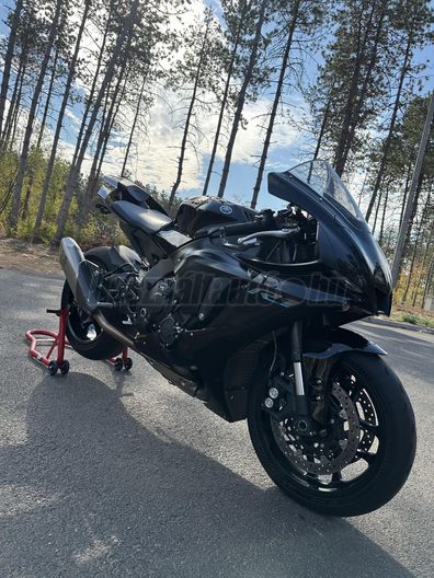 YAMAHA YZF R1