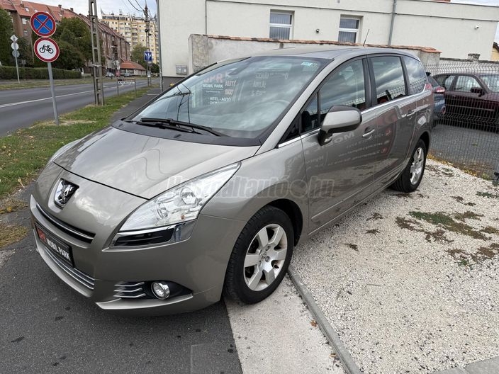 PEUGEOT 5008 1.6 HDi Confort