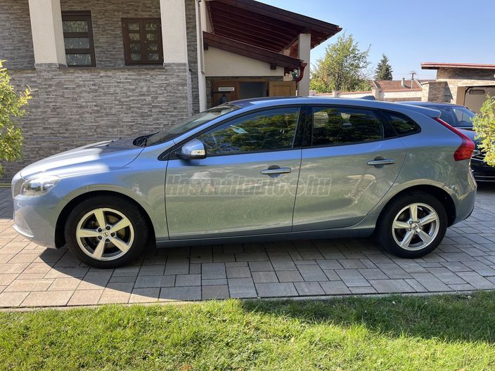 VOLVO V40 2.0 D [D2] Momentum