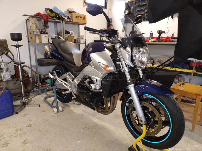 SUZUKI GSR 600