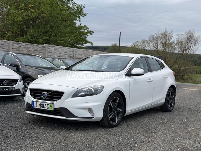VOLVO V40 2.0 D [D2] R-Design Momentum
