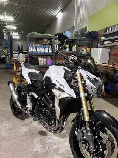 SUZUKI GSR 750