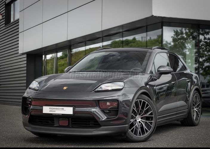 PORSCHE MACAN 4