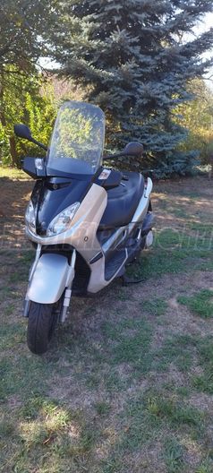 YAMAHA X-MAX 250