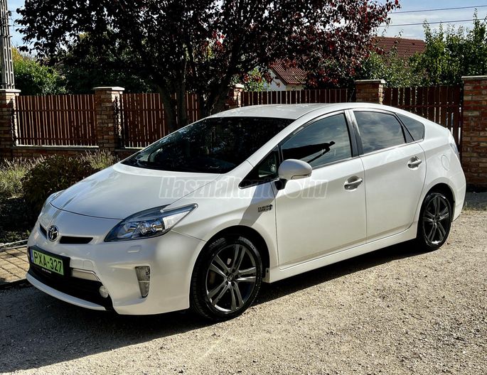 TOYOTA PRIUS PLUG-IN
