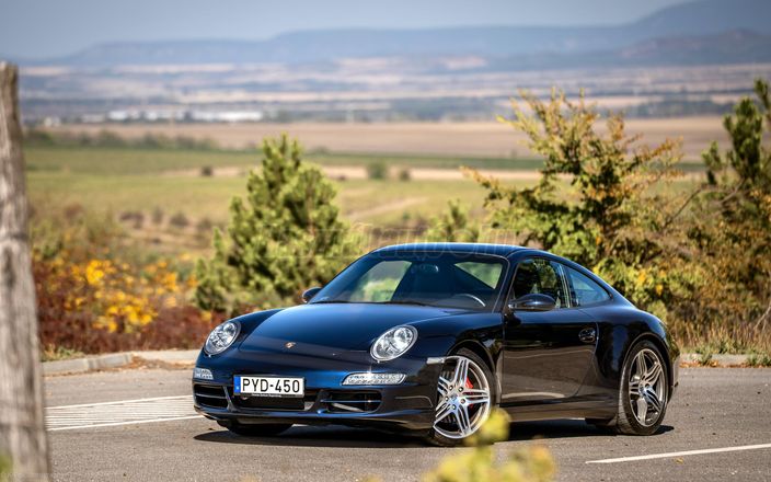 PORSCHE 911 Carrera 4S