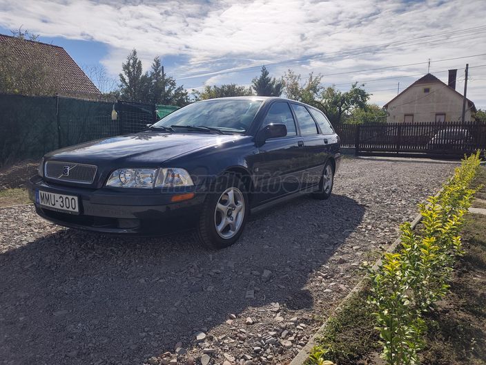 VOLVO V40 1.8