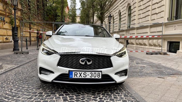 INFINITI Q30 2.2d Premium City Black DCT