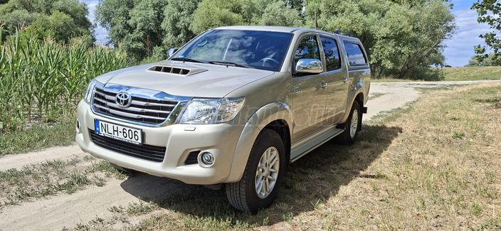 TOYOTA HILUX