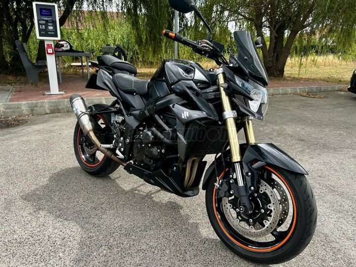 SUZUKI GSR 750