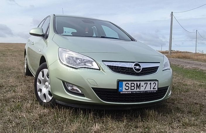OPEL ASTRA J 1.6 Cosmo