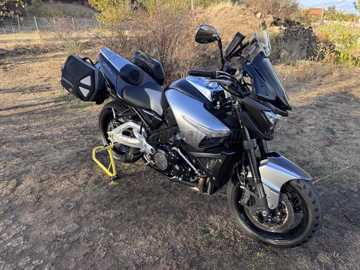 SUZUKI GSX 1300 (B-KING)